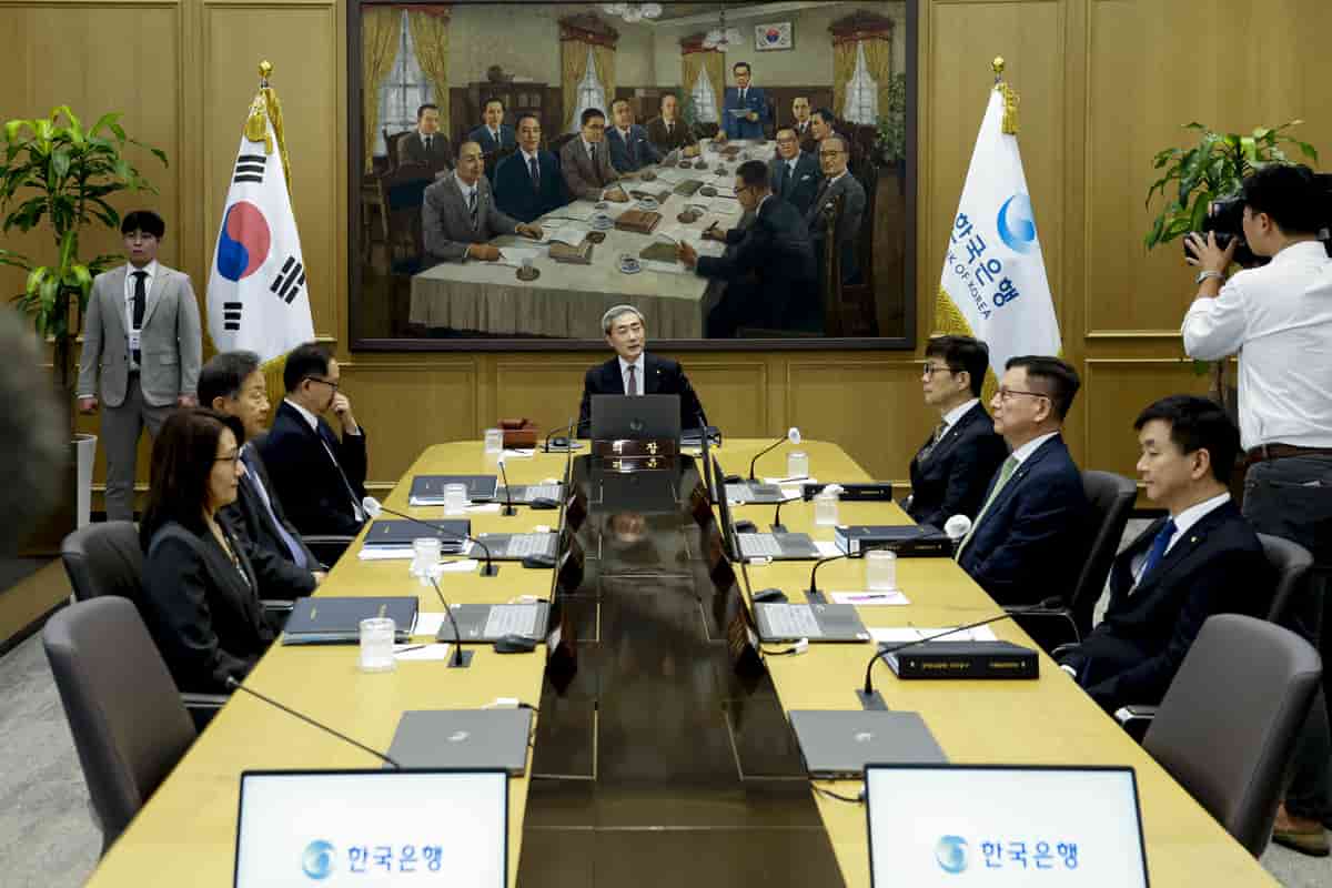 Bank of Korea minutes reveal policy rift over rate hikes