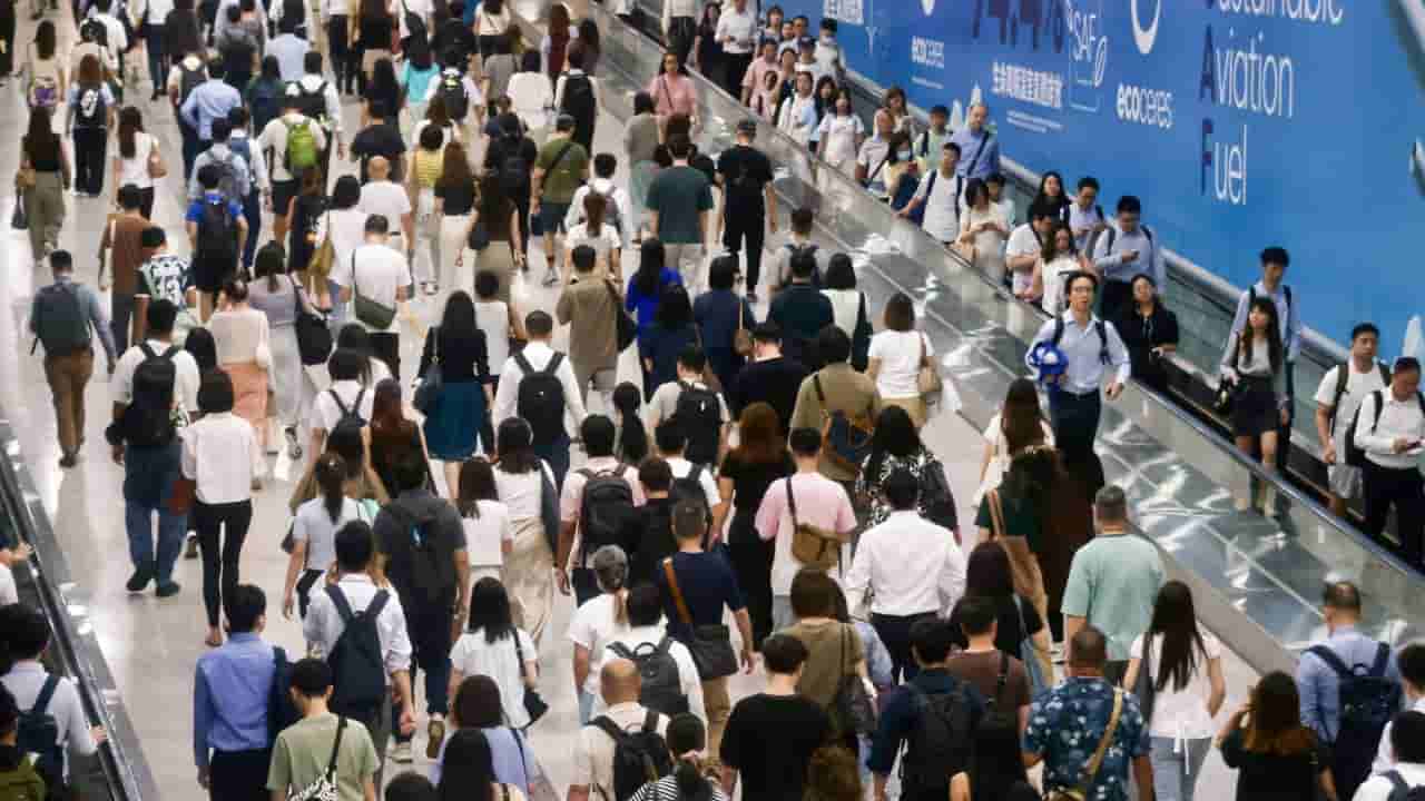 Hong Kong Population Rises 0.3%, Births Fall Below 30,000