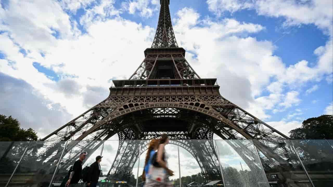 Eiffel Tower chief to step down after staff controversy