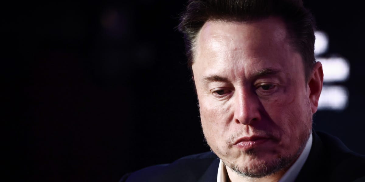 SpaceX stock falls below IPO price, loses $1 trillion in a month