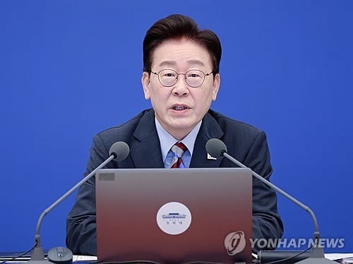 South Korean President Lee visits soldiers injured in DMZ land mine blast