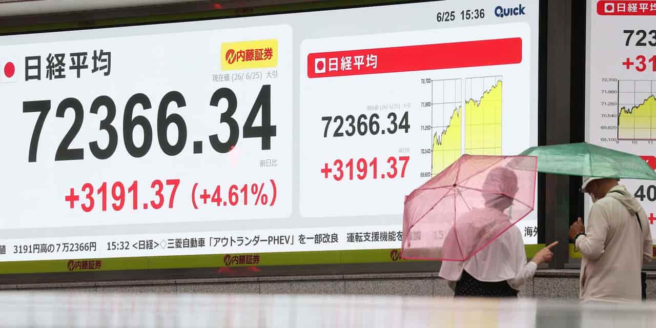 Japan Retail Investors Hold $99 Billion Amidst Market Volatility