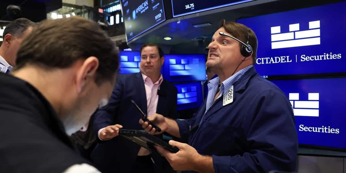 Retail investors pile into AI stocks as institutions turn defensive