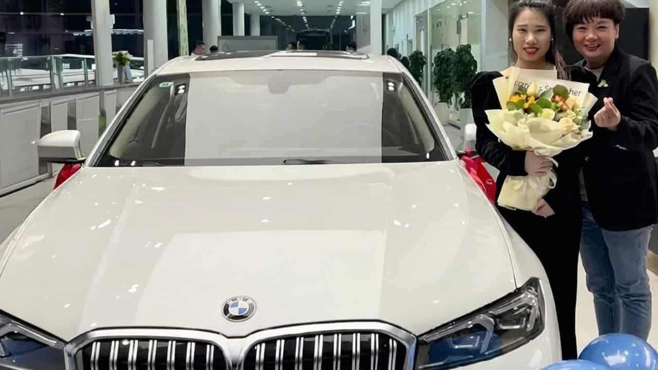 China restaurant owner gifts BMWs to top employees