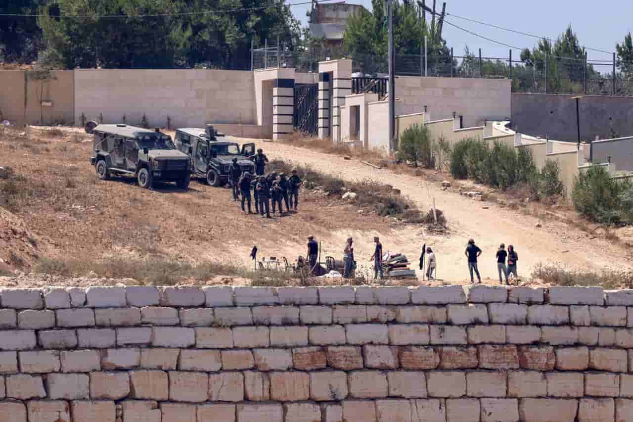 Israel Deploys Troops to Remove Settlers Besieging Palestinian Homes