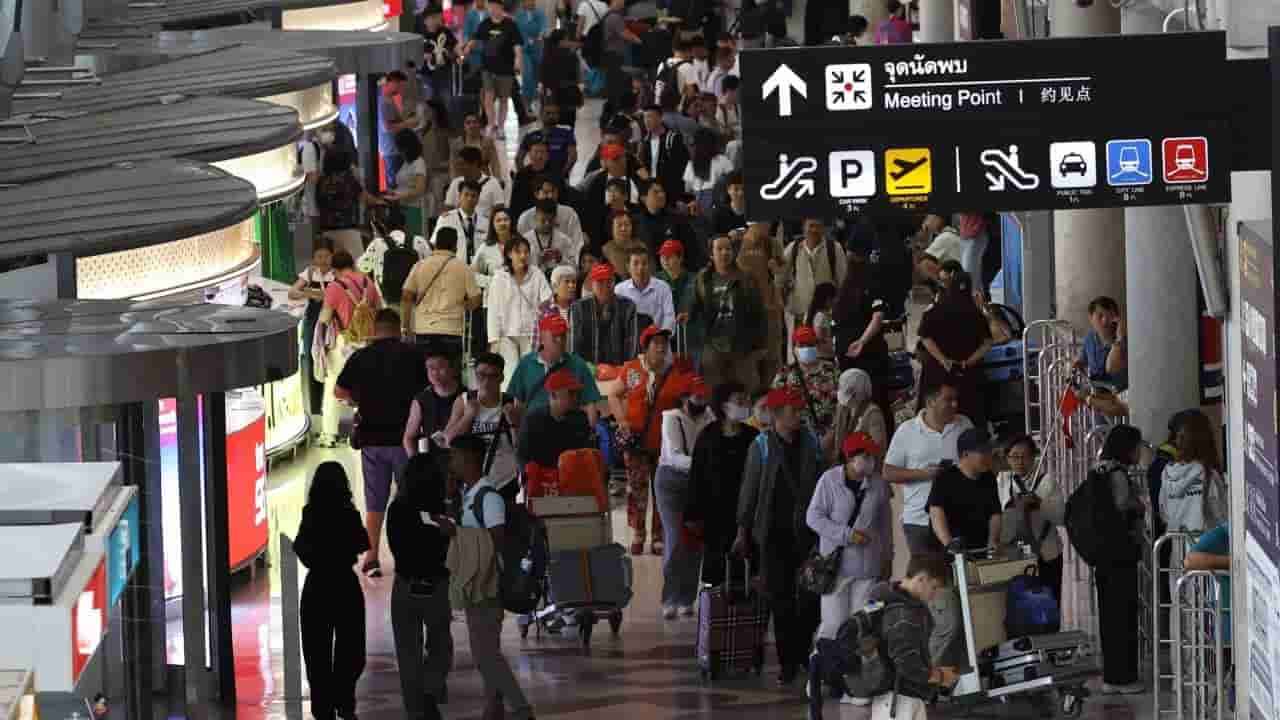 Bangkok airport apologises after clash with Chinese tourists