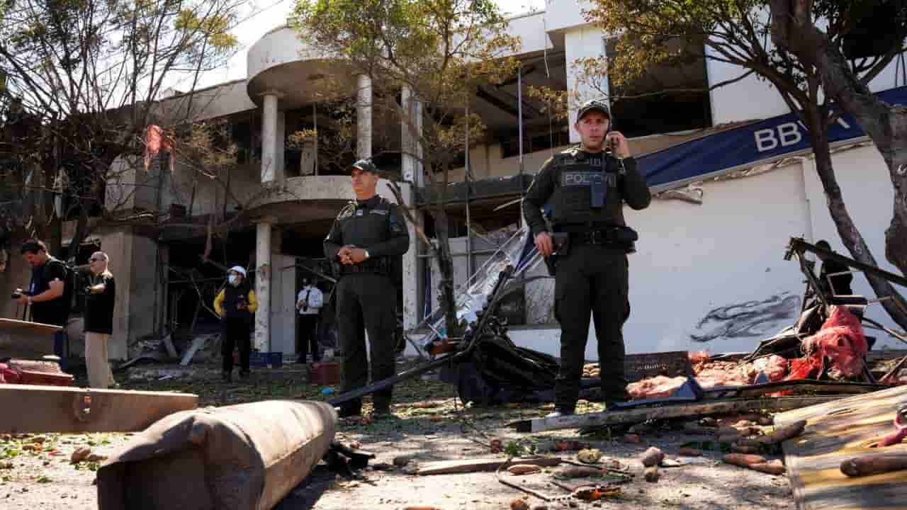 Truck bomb kills 11 officers, dog outside Colombia police base