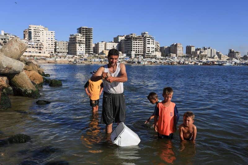 Gazans seek refuge from heat in polluted sea