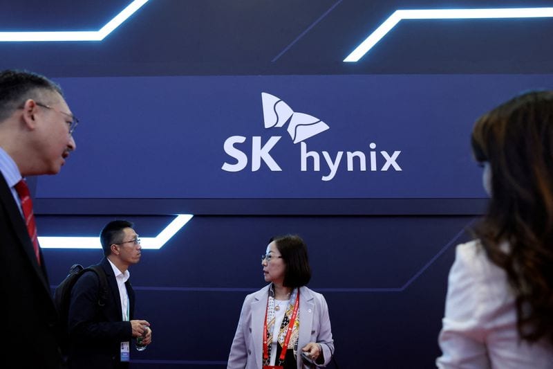 South Korea discusses new chip investments with Samsung, SK Hynix