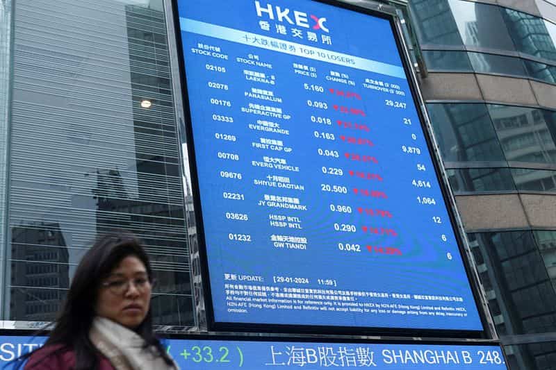 Asian stocks wobble after tech selloff; oil, yen, gold decline