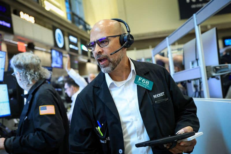 Stocks Rise, Oil Falls as US and Iran Agree to Halt Hostilities