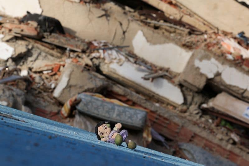 Security guard rescued from rubble a week after Venezuela quakes