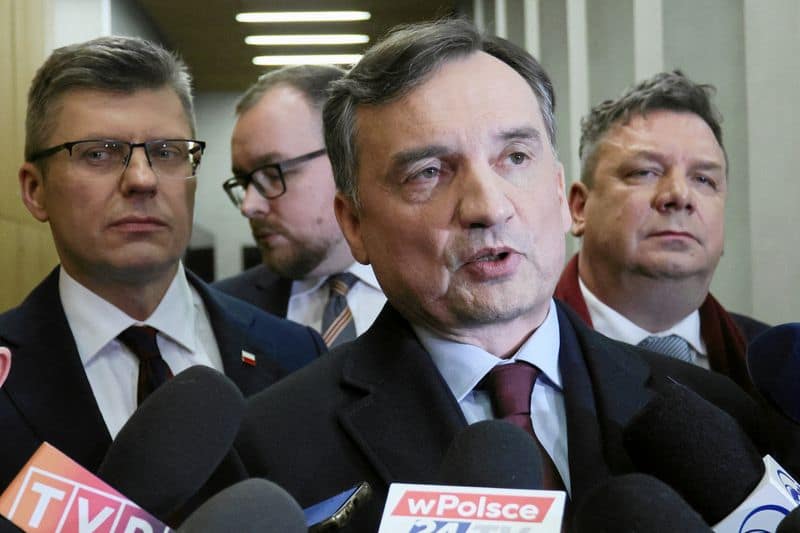 Hungary Revokes Refugee Status of Fugitive Polish Ministers