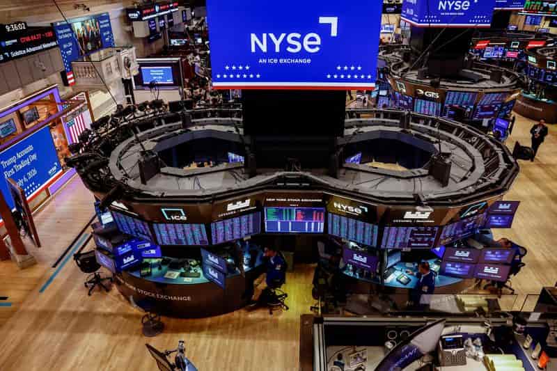 US Stocks Fall on Chip Selloff, Crude Jumps on Middle East Tensions