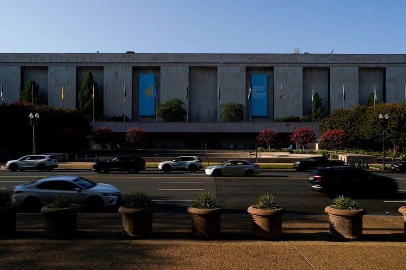 Smithsonian head disputes White House report on museum
