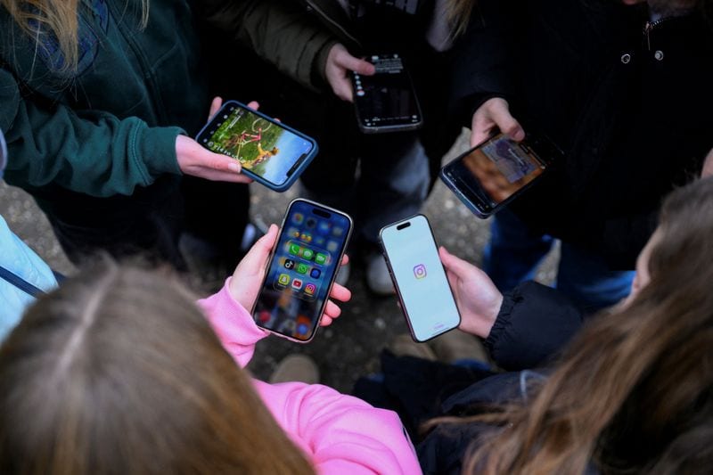 EU to propose limits on children's social media access