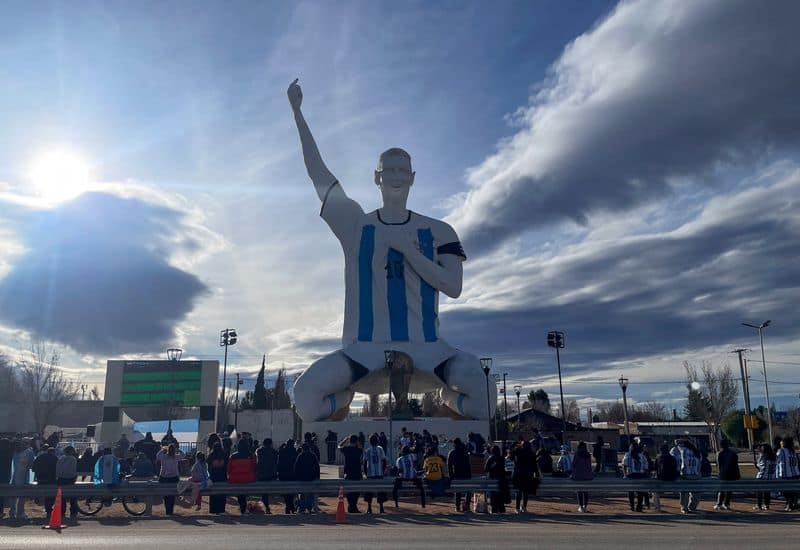 Argentina reaches World Cup final after beating England 2-1