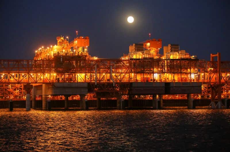 Oil Prices Surge 12% Weekly on Middle East Conflict Escalation