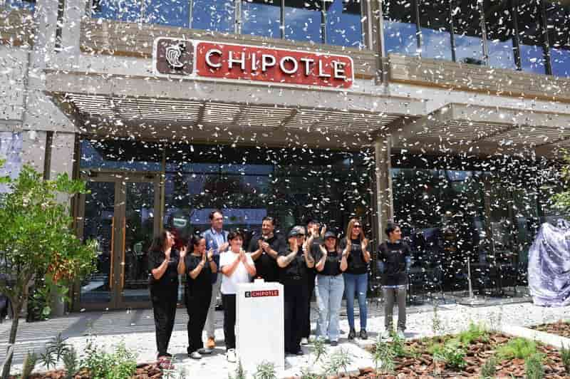 Chipotle opens first Mexico restaurant, eyes expansion