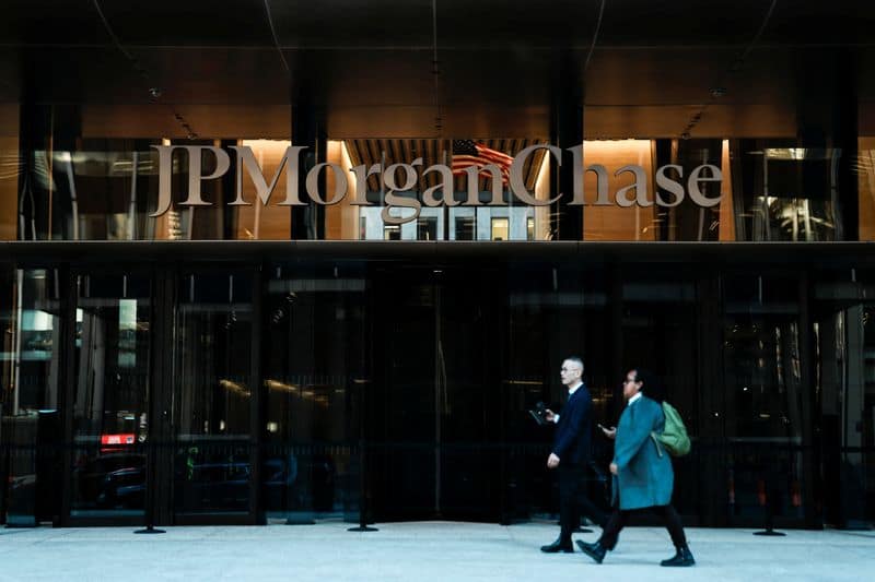 US banks near deal to finance Japan's $550B US investment plan
