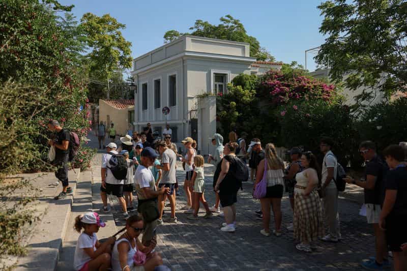 Man stabs tourists near Acropolis in Athens