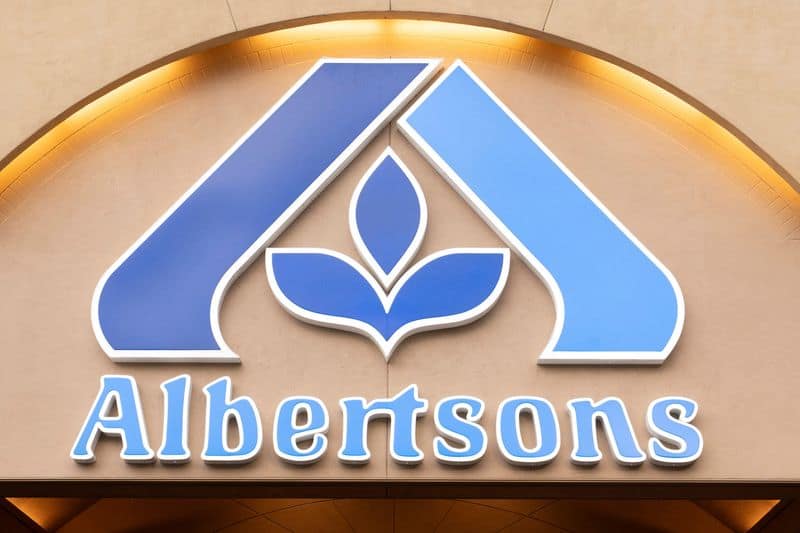 Albertsons shares tumble 20% after cutting annual forecasts