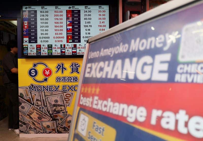 Dollar Hits One-Month High on Lingering Fed Hike Chances