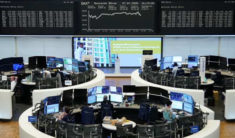 European shares flat as tech slide offsets earnings gains