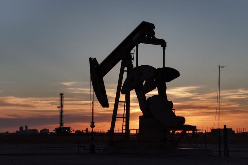 Oil Prices Fall Amid Easing U.S.-Iran Tensions, But Strait of Hormuz Risks Remain