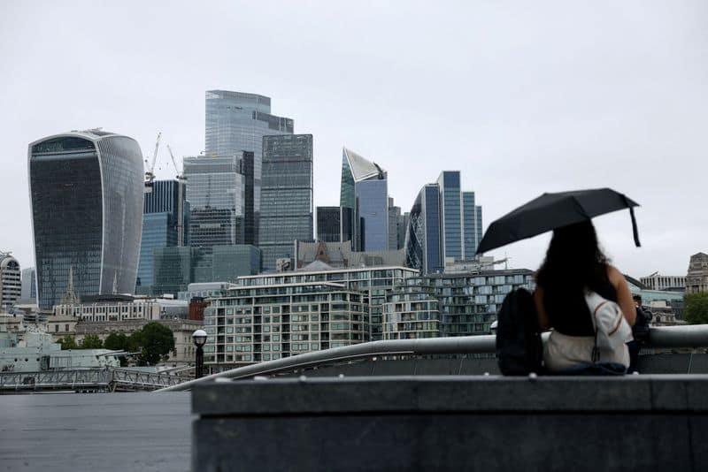 UK Hiring Declines Amid Record Demand for AI Skills