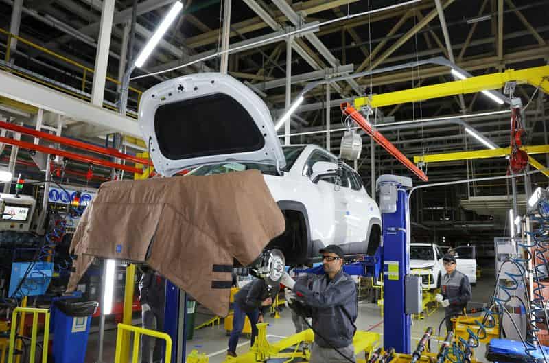 Poland manufacturing downturn eases, employment rises