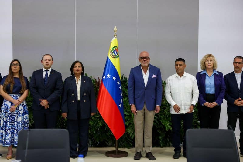 Venezuela interim government, opposition begin talks