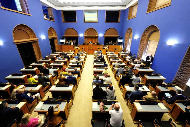 Estonia's ruling coalition loses parliamentary majority after two MPs defect