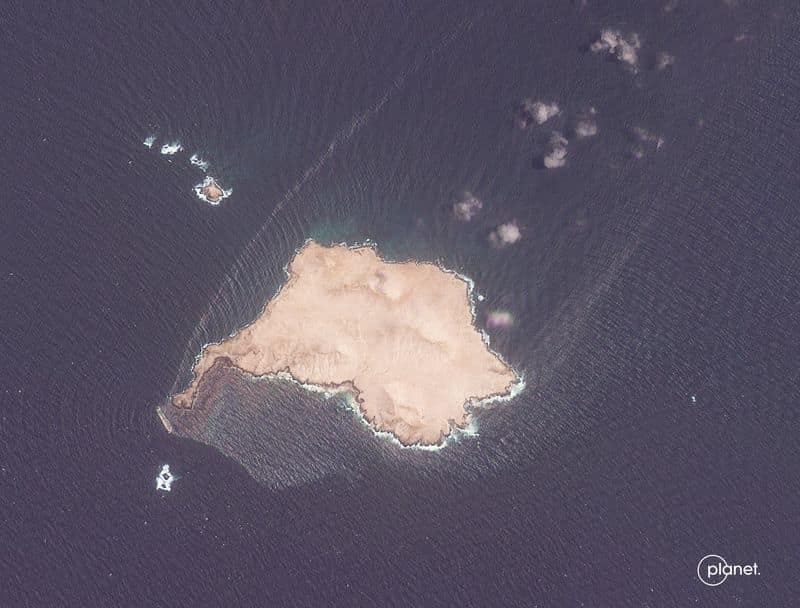 Oil spill off Oman from sanctioned tanker spreads over 390 sq km