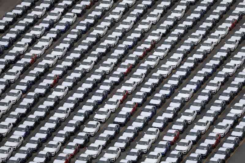 US consumer debt rises, auto loans hit record nominal high