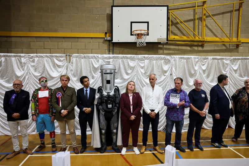 Nigel Farage wins Clacton byelection