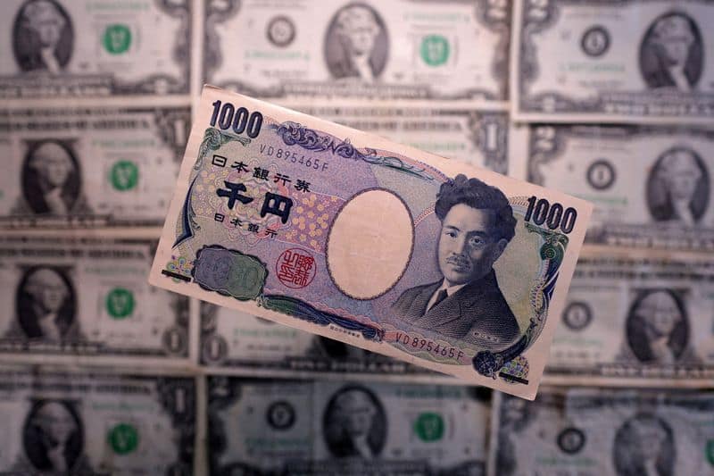Yen edges up as traders push back Fed rate hike bets