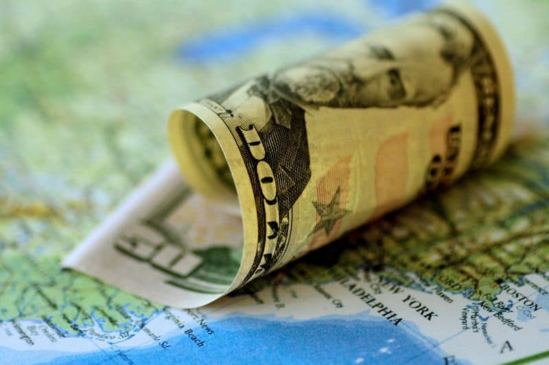 Dollar Flat as Markets Price Dovish Fed Response to Soft Data