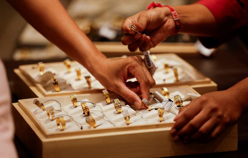 Gold steadies, heads for third straight weekly gain