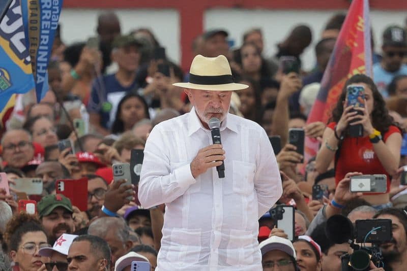 Lula, Bolsonaro in technical tie ahead of Brazil election, poll shows
