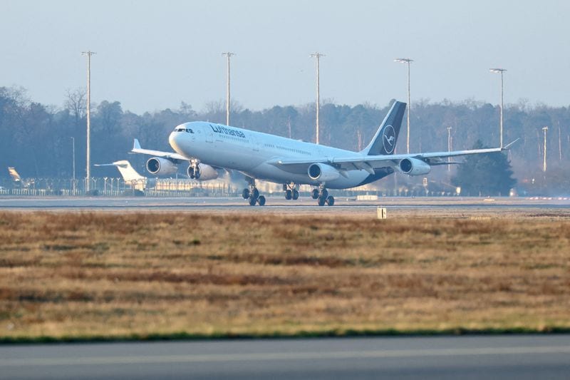 Airlines Gradually Restore Middle East Services After Iran Conflict