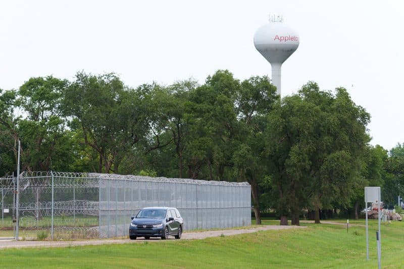 Texas Governor Abbott Refuses Extradition of ICE Agent Accused of Shooting
