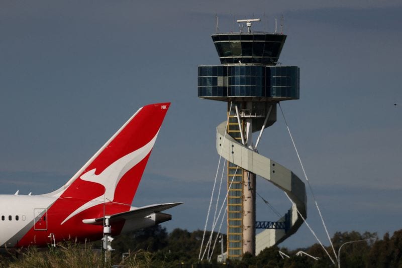Qantas ground crews vote to strike over pay and conditions
