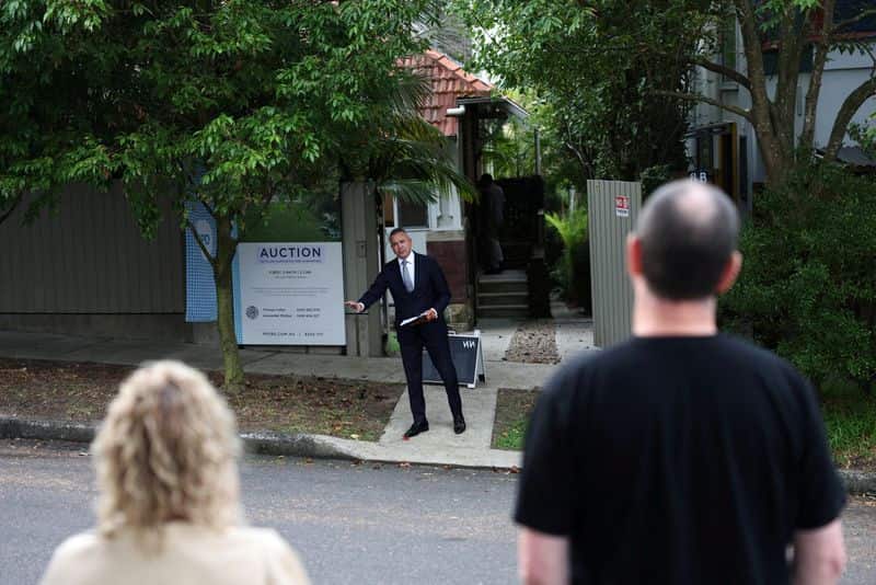 Australia home prices extend August decline as downturn deepens