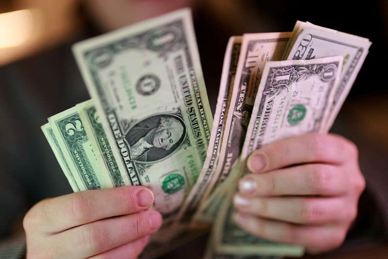Dollar Rises as Middle East Hostilities Lift Oil, Fueling Inflation Fears