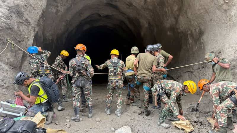 Nepal flood death toll rises to 1,050 as survivor hopes dim