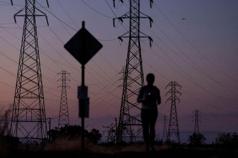 US heat wave strains power grids, raising blackout risk