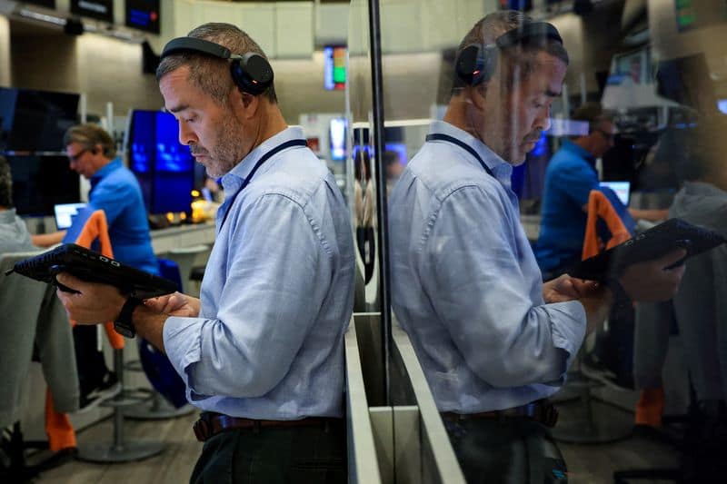 US stocks mixed as Iran tensions clash with AI optimism