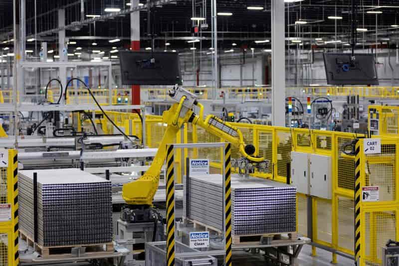 US Factory Orders Rise 0.9% in July, Exceeding Expectations