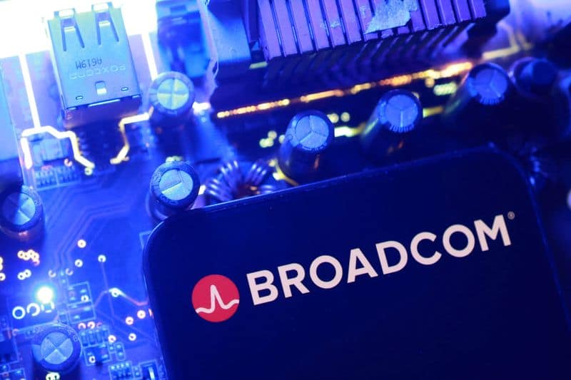 Broadcom forecasts quarterly revenue below estimates